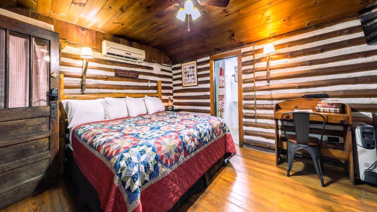 Log Cabin Motor Court 阿什维尔 外观 照片